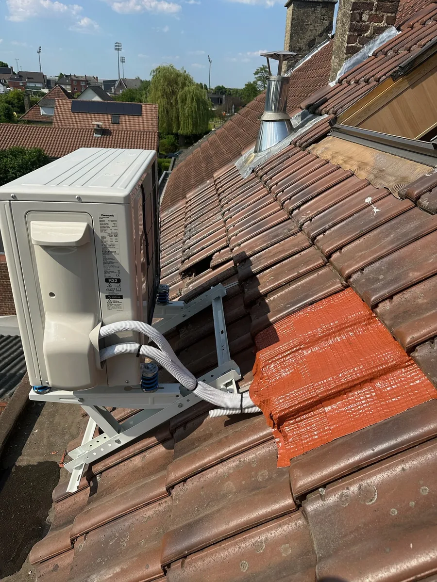 Panasonic buitenunit op hellend pannendak met montagebeugel
