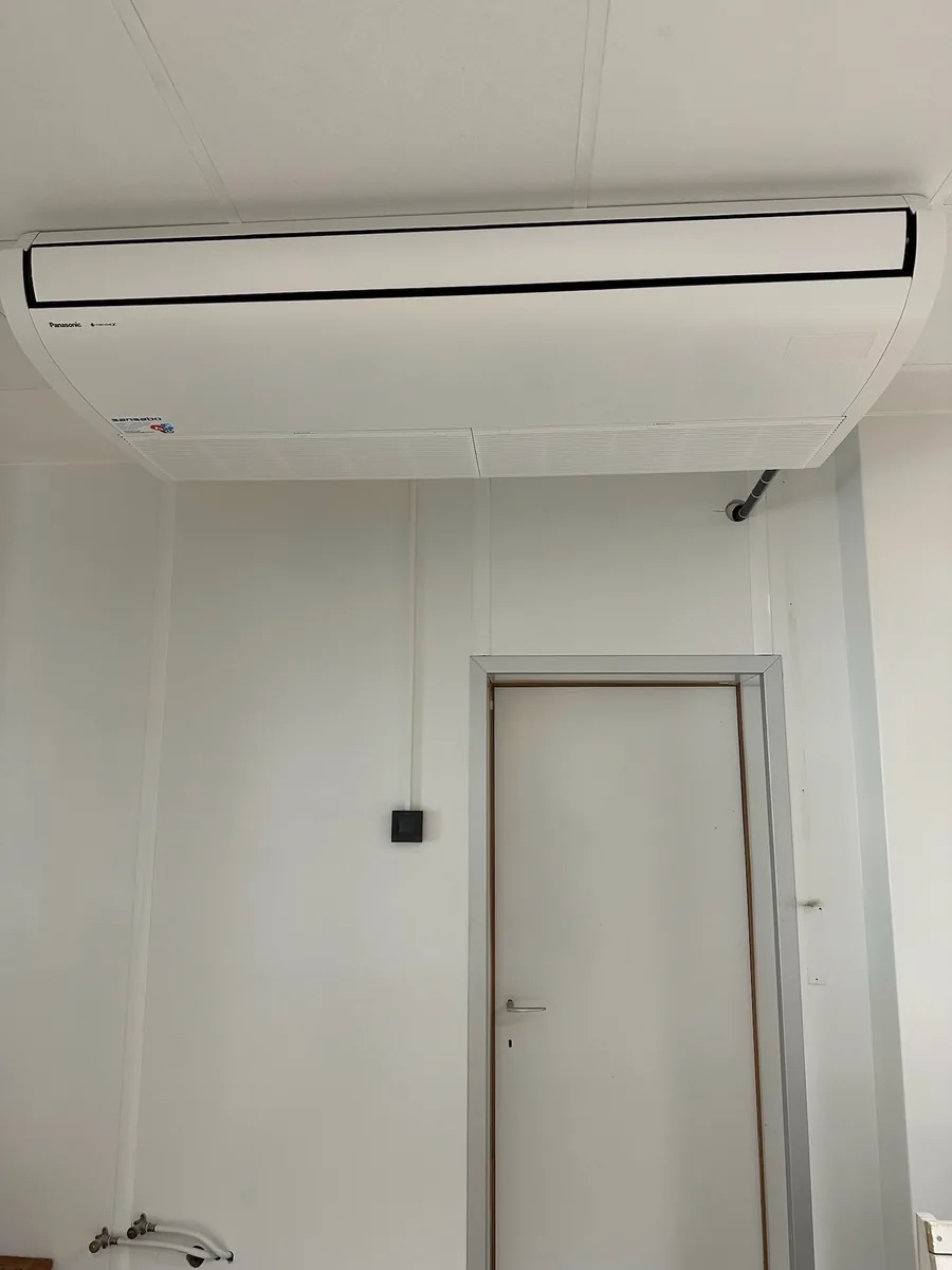 Panasonic plafondmodel airco in witte ruimte