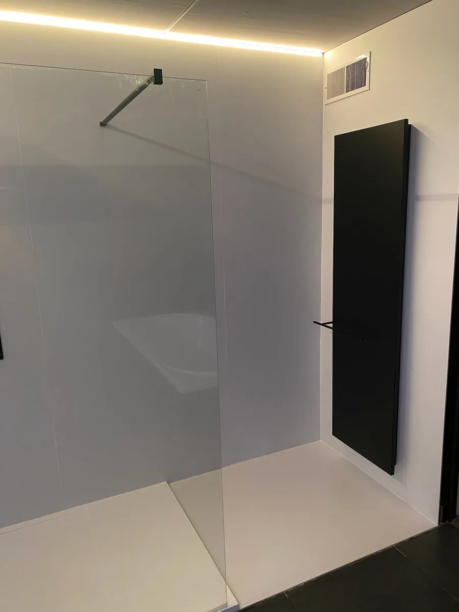 Inloopdouche met glazen wand en zwart badkamermeubel