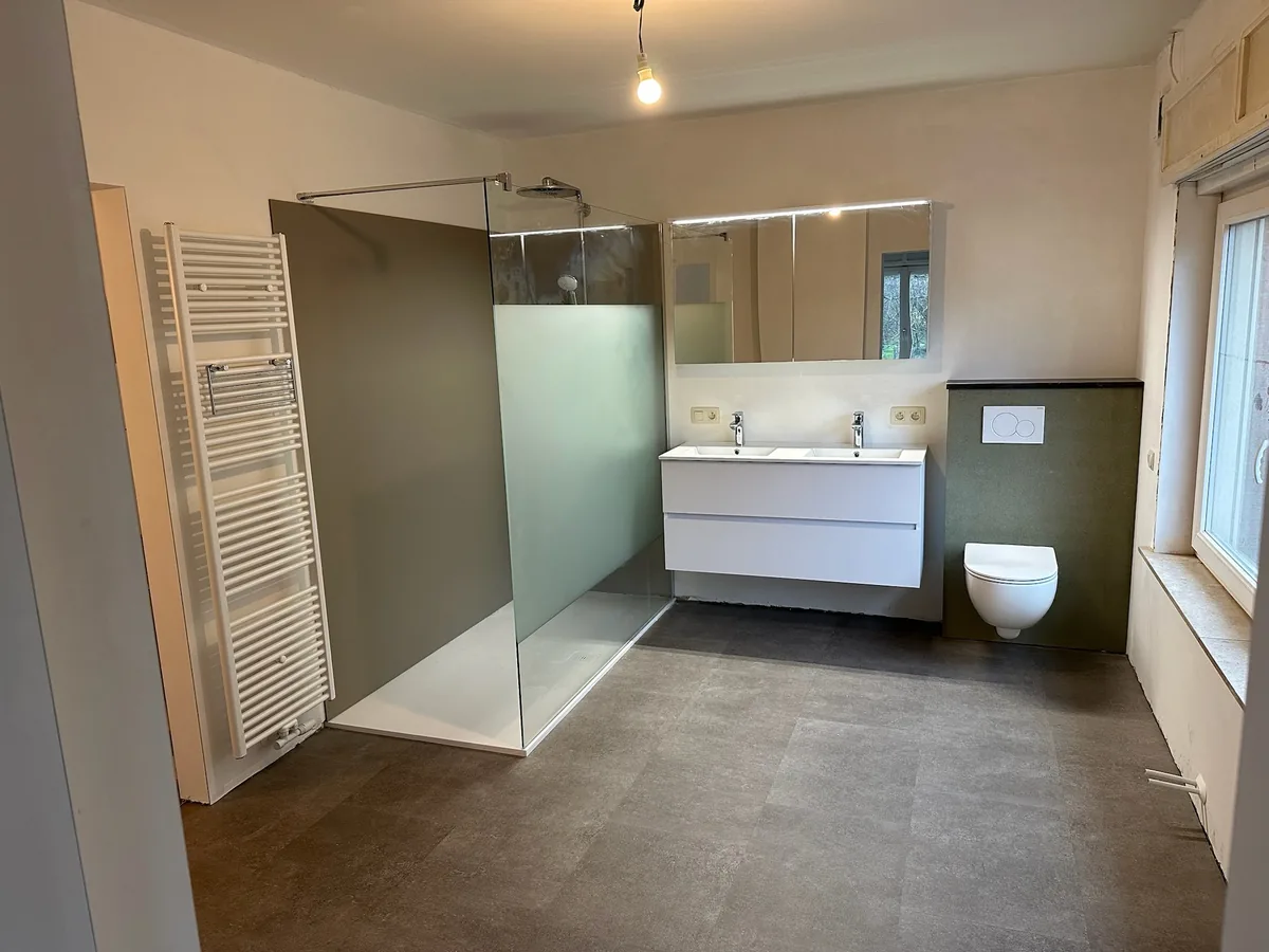 Volledig gerenoveerde badkamer met inloopdouche, wastafelmeubel en toilet