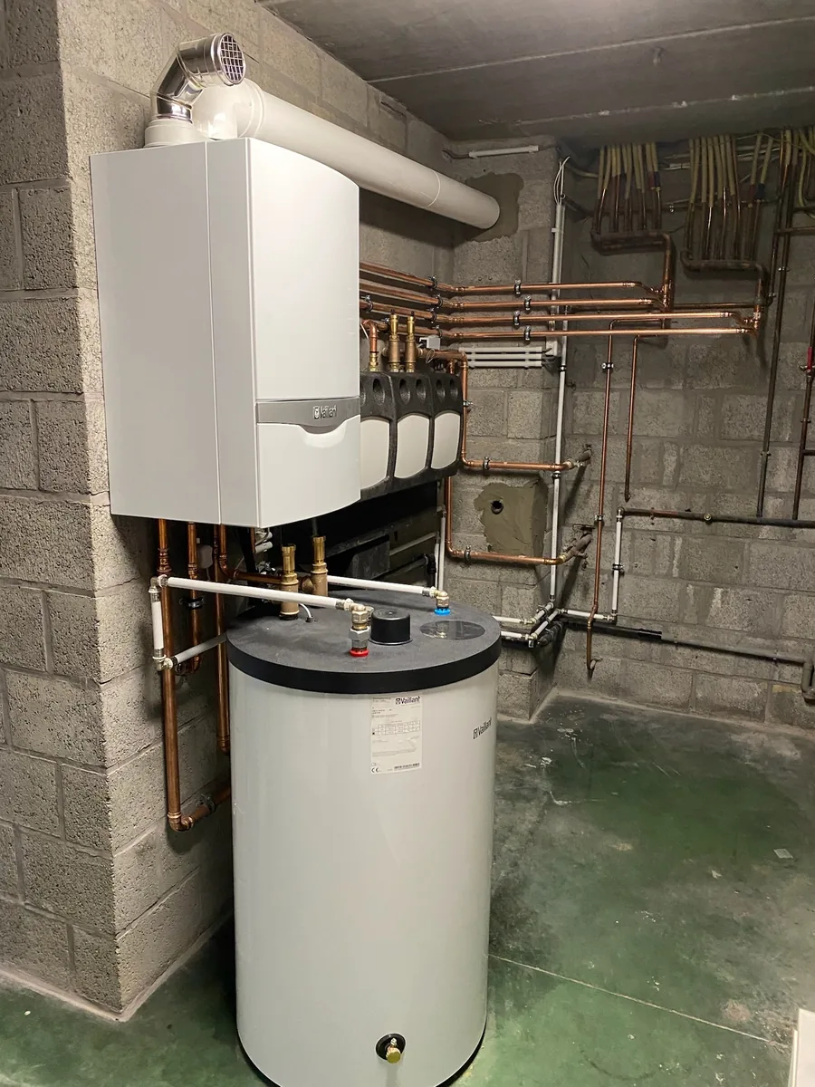 Vaillant verwarmingsketel met koperen leidingen en vloerverwarmingscollector