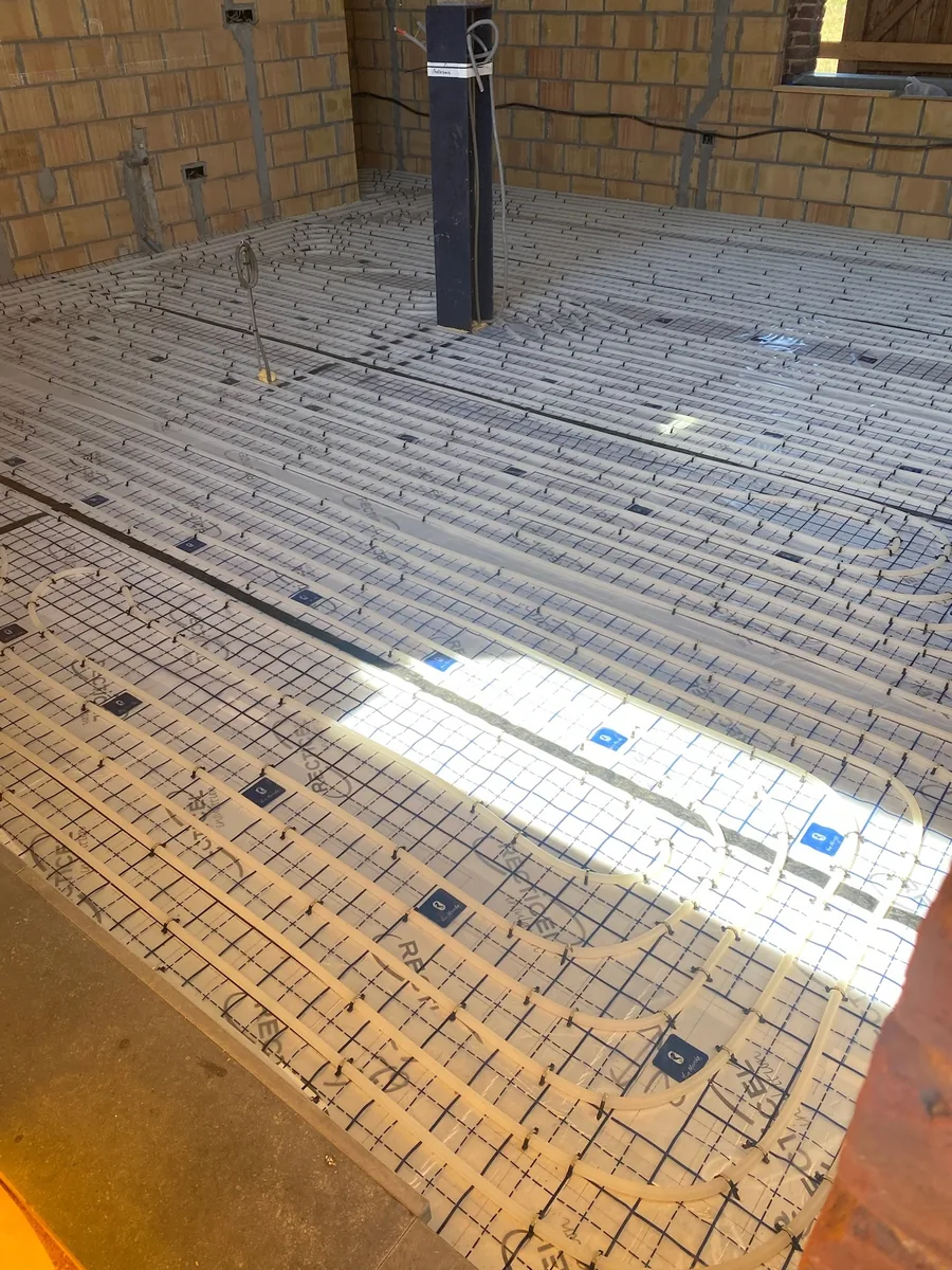 Vloerverwarmingsnet in nieuwbouwwoning voor het betonstorten