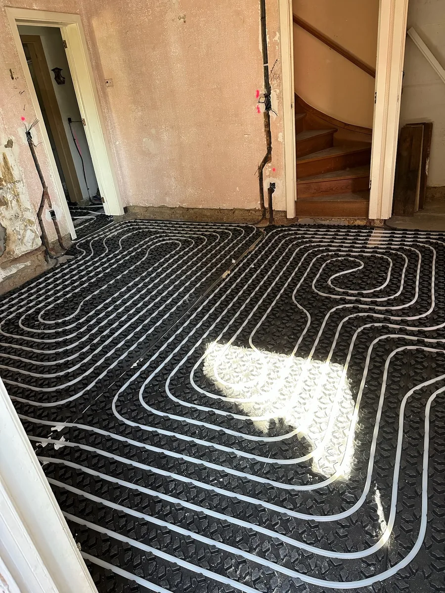 Vloerverwarmingsleidingen in oude woning tijdens renovatie