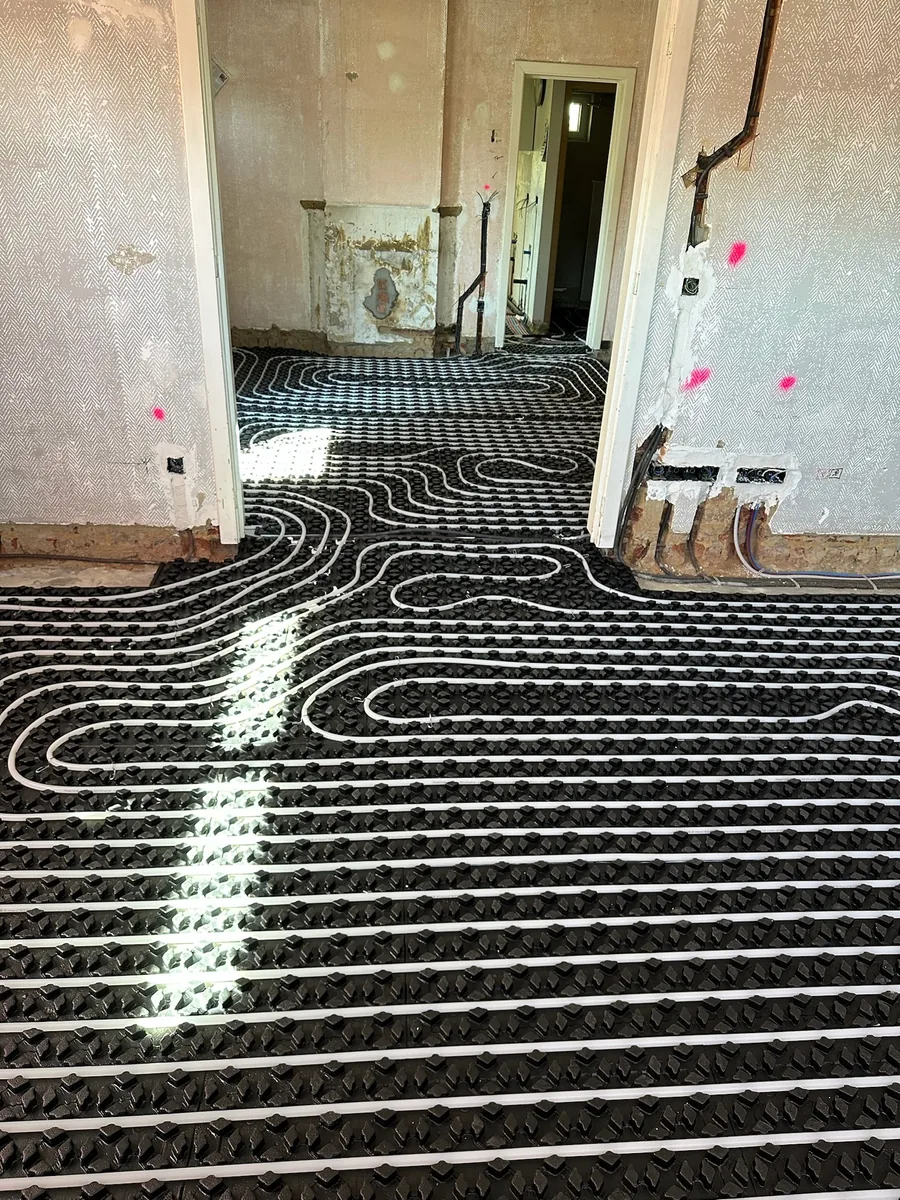Vloerverwarmingsleidingen gelegd in renovatiewoning