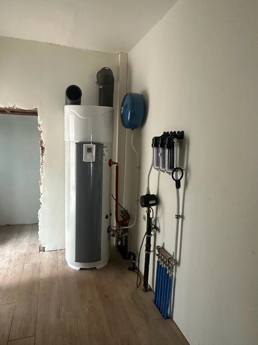 Warmtepompboiler met drievoudige waterfilterbank en collector