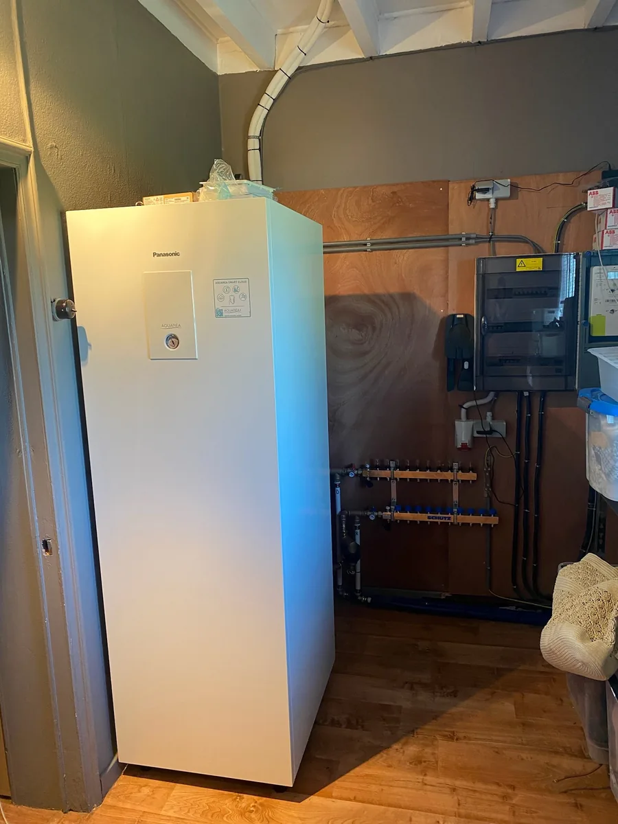 Panasonic Aquarea lucht-water warmtepomp binnenkast met verdeler