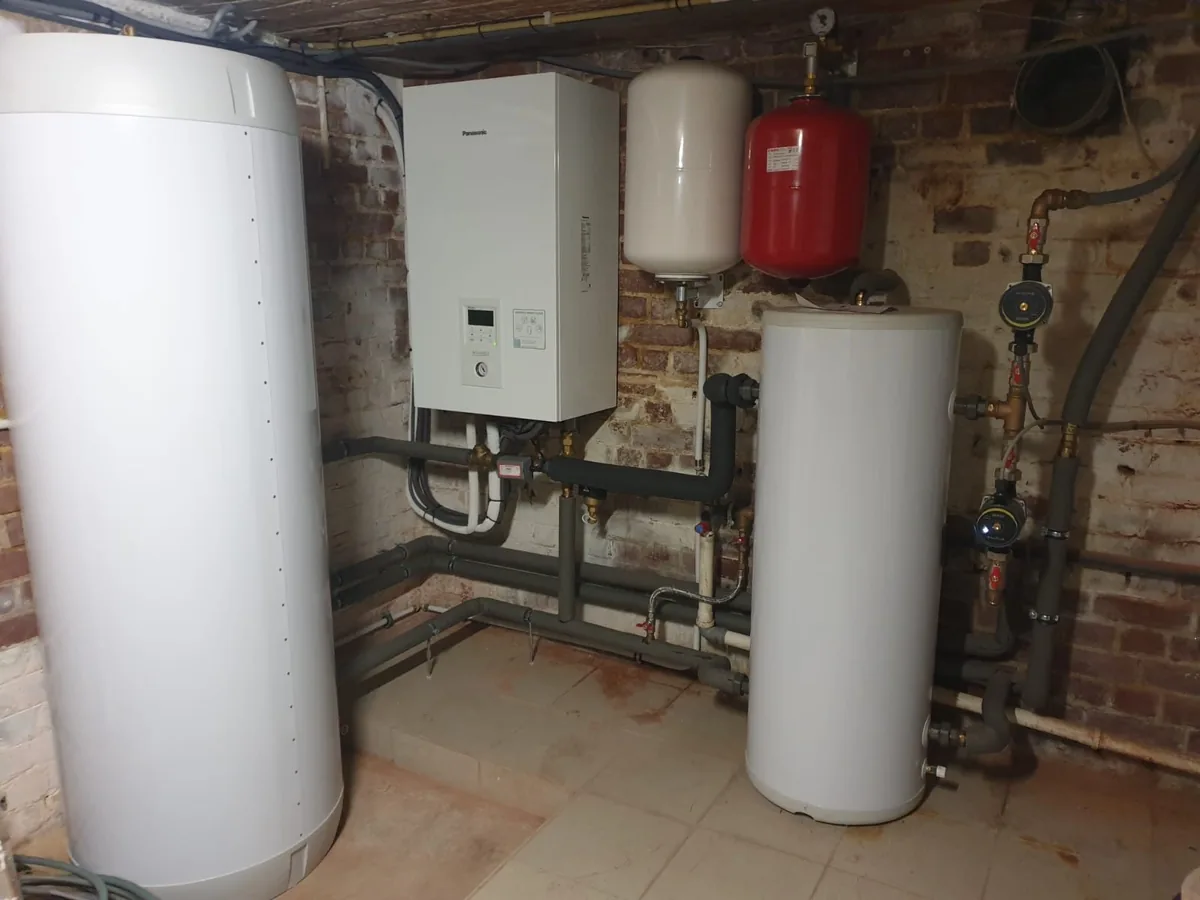 Panasonic lucht-water warmtepomp met twee boilers in bakstenen kelder